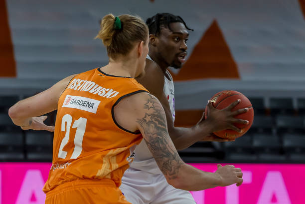 借顽强的拼 借顽强的拼